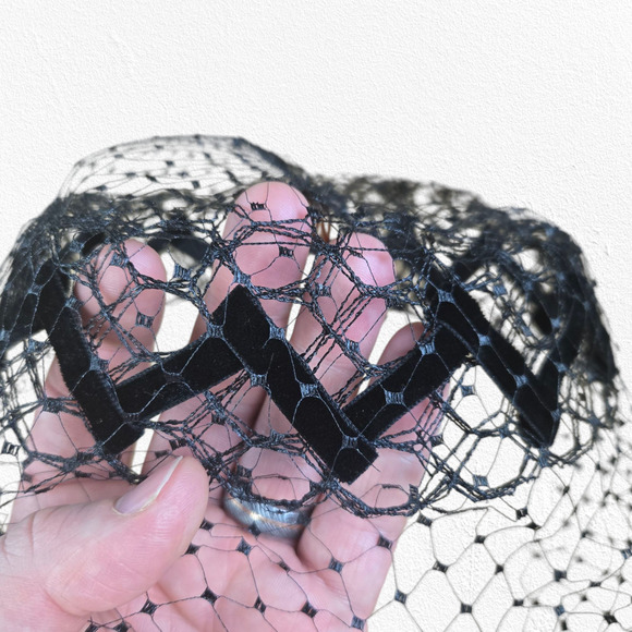 1940s Vintage Black Feather Fascinator Hat Veil Elegant Mid-Century Millinery - Picture 7 of 7